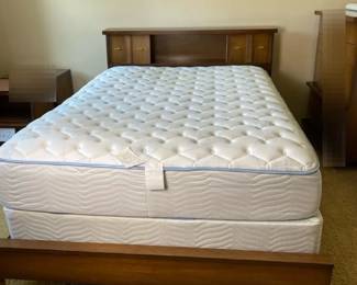 Bassett Queen HeadboardFootboard