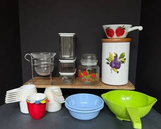 Retro Kitchenware Lot  Measuring Cups, Storage Jars, Tupperware, Rubbermaid, MORE