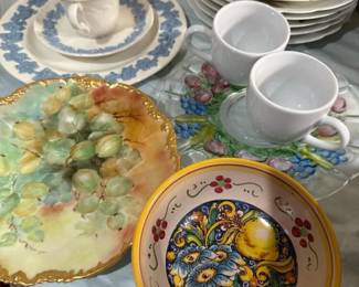 259 assorteddecorativeandcollectibleplat
