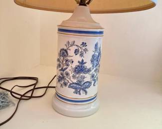 244 blueandwhiteceramicfloraltablelamp