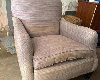 257 comfortableupholsteredclubchairinst