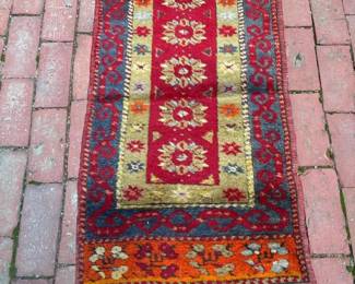 007 handwovenwoolrugwithgeometricfloral