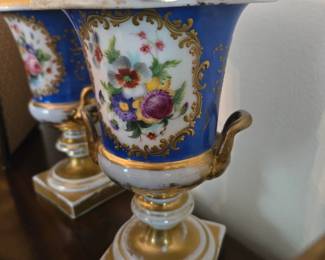 Porcelain pieces 