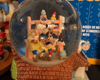Walt Disney Classics Collection Pinocchio & Geppetto's Workshop Musical Snow Globe "When You Wish Upon a Star"