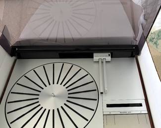 Bang & Olufsen Beogram 4004 Turntable. Photo 2 of 3. 