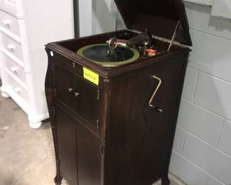 ANTIQUE VICTROLA