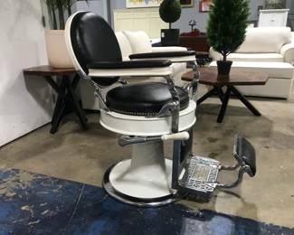 ANTIQUE BARBERS CHAIR