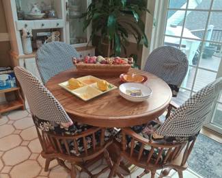 Oak Kitchen set with 4 matching Windsor chairs and leaf extension