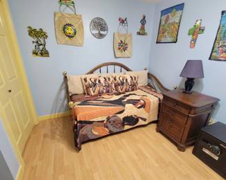 Wooden Spindle Daybed with Trundle