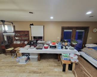 All kinds of kitchen items. Coffee makers, crock pots, warmers, and more. 