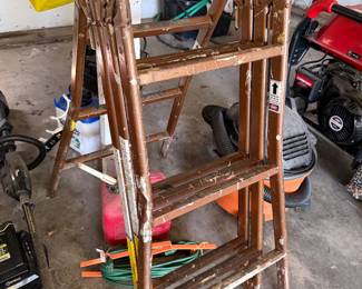 Adjustable ladder