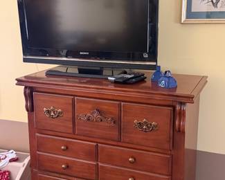 Chest of drawers,, TV