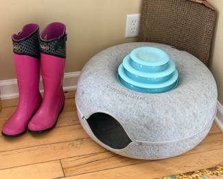 Kitty bed and garden boots