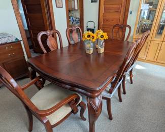 Dining Room Table, 6 Chairs, Two Leaves, & Table Pads