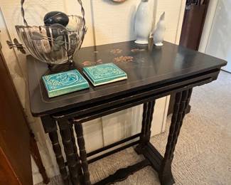 Nesting table set.