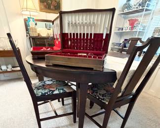 Mahogany table with 6 chairs.