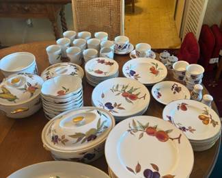 Large Royal Worcester 'Evesham Gold' china service (100+ pieces):  Extensive matched set of Royal Worcester Evesham Gold pattern porcelain (gold-rimmed white china with hand-painted fruit motifs - peaches, plums, pears, cherries, blackberries, corn). Includes 12+ dinner plates, 15+ salad/dessert plates, soup and cereal bowls, scalloped fruit bowls, fluted ramekins, 2 oval covered vegetable tureens with gilt handles, a round covered casserole, 2 oval serving platters, ~13 mugs, ~10 cups and saucers, creamer, sugar shaker, and salt & pepper shakers - well over 100 pieces total