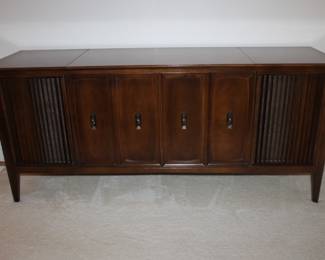 Mid-Century Beautiful Zenith Modern Walnut Stereo Console. Working condition