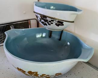 Vintage Pyrex chip and dip set!