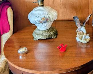Vintage gone with the wind lamp and a vintage drum table