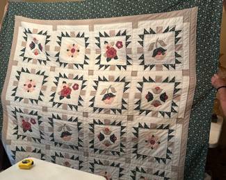 #140 81x81 machine made quilt green flower $30.00