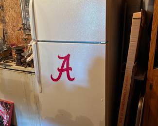 #180 18 cu Whirlpool frig white $120.00