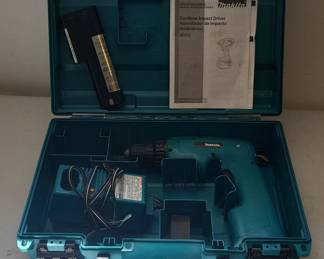 Makita D Cordless DriverDrill Kit