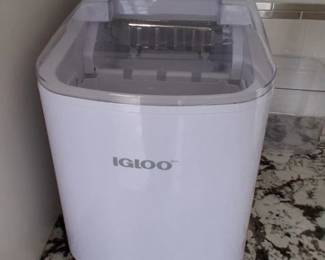 white Igloo 26-Pound Automatic Portable Countertop Ice Maker