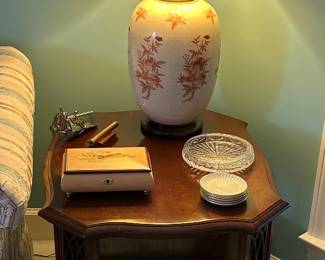 2 beautiful side tables and lamps