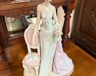 Lladro #1495 "A Lady of Taste" - Retired