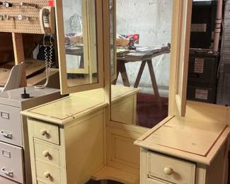 Sweet Vintage Vanity / Dresser ( Needs TlC )
