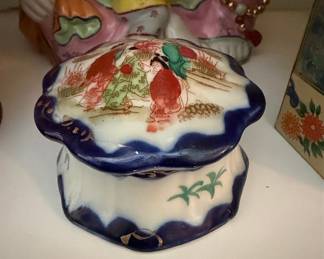 Vintage Japanese Porcelain Geisha Scalloped Trinket Box