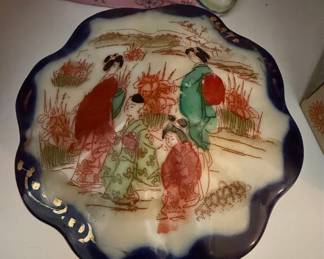 Vintage Japanese Porcelain Geisha Scalloped Trinket Box