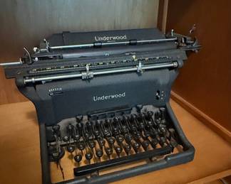 Underwood Standard Typewriter (1940s-1950s)