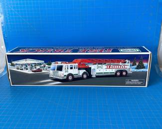 Lot 2018: 2000 Hess Fire Truck Toy Sealed in Original Box
