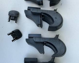 Lot 4041: 4 Thule Roof Rack Railing Feet & 2 Square Bar End Caps