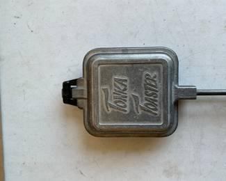 Lot 4030: Vintage Tonka Toaster Cast Aluminum Campfire Pie Iron