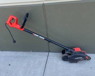 Lot 2602: Black & Decker LE750 Edge Hog 2-in-1 Electric Lawn Edger