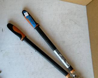 Lot 4017: Fiskars Power-Lever 28 in. Steel Bypass Lopper