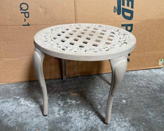 Lot 9018: Cast Aluminum Basketweave Top Round Patio Side Table
