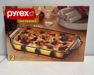 Lot 10020: Pyrex 2-Piece Holiday Basket Serving Set