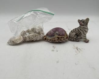 Lot 2754: Carved Tiger Cowrie Shell, Coral & Tiger Cub Figure