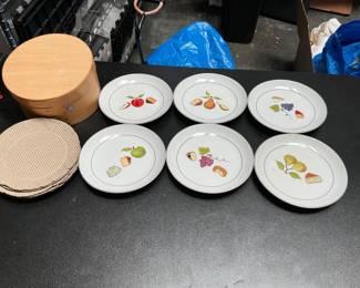 Lot 249: 6 Fruit & Cheese Appetizer Plates in Shaker-Style Box