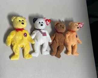 Lot 10160: Ty Beanie Babies Sunny, America & Fuzz Bear Lot