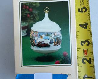 Lot 4057: Hallmark 1984 White Christmas Musical Ornament QX905-1