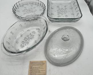 Lot 2683: Anchor Hocking Savannah Glass Ovenware Set, 4 Pieces