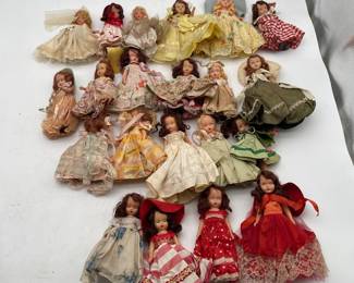 Lot 2733: Lot of 21 Nancy Ann Storybook Dolls with Hat Box