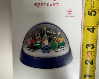 Lot 4059: Hallmark Keepsake 2013 Holiday Park Magic Cord Ornament