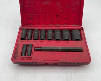 Lot 2820: Mac Tools GC950 Gasket Cutter Punch Set with Case