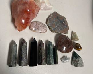 Lot 10154: 13-Piece Crystal & Mineral Specimen Lot with Towers